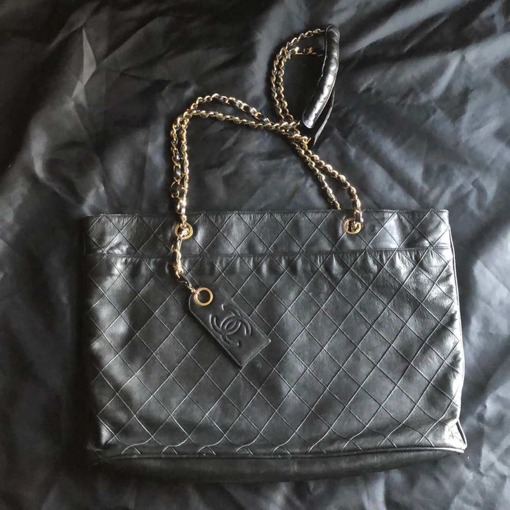 CHANEL leather bag